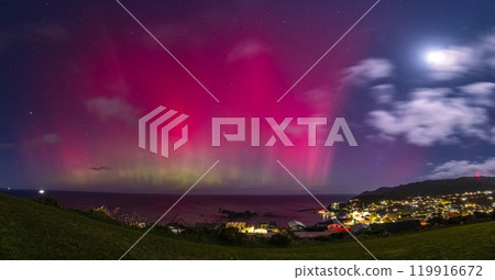 Night view of Island Bay in Wellington, New Zealand and the aurora in the night sky 119916672