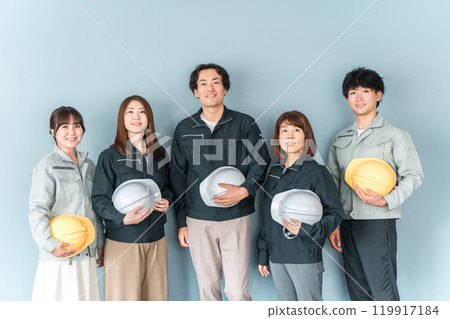 Employees and staff (businessmen and businesswomen) wearing work clothes working at small and medium-sized enterprises such as factories and construction companies. 119917184
