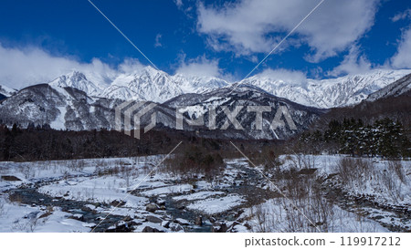 長野縣白馬村，仲冬的晴空和北阿爾卑斯山 119917212