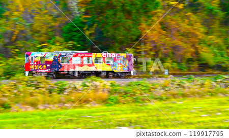 Autumn scenery of the Akechi Railway running smoothly 119917795