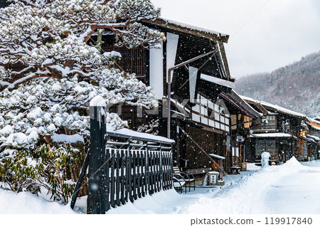 Snow falling in Narai-juku, Shinshu 119917840
