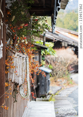 Nagano Prefecture, Tsumago-juku / A winter atmosphere with a backpack decorated with Japanese laurels [Old Nakasendo and Kisoji] January 119917862