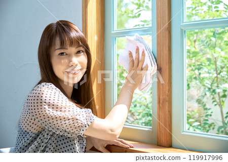 清洗窗戶的年輕女子 清洗窗戶的年輕女子 119917996