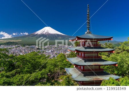 "Yamanashi Prefecture" Mt. Fuji with a large snow cap in early summer / Arakurayama Sengen Park with fresh green 119918349
