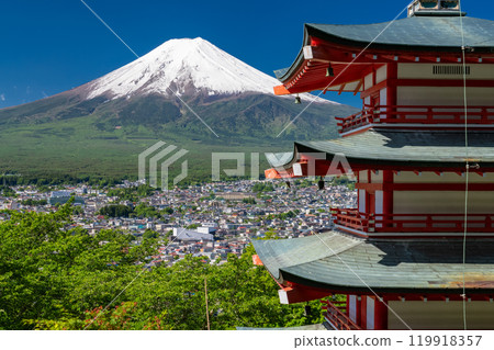 「山梨縣」初夏大雪的富士山/新倉山淺間公園新綠 「山梨縣」初夏大雪的富士山/新倉山淺間公園新綠 119918357