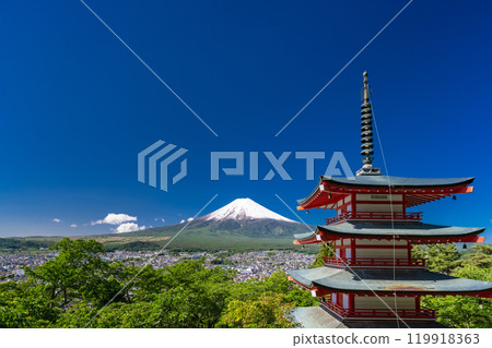 "Yamanashi Prefecture" Mt. Fuji with a large snow cap in early summer / Arakurayama Sengen Park with fresh green "Yamanashi Prefecture" Mt. Fuji with a large snow cap in early summer / Arakurayama Sengen Park with fresh green 119918363