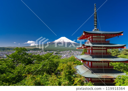 "Yamanashi Prefecture" Mt. Fuji with a large snow cap in early summer / Arakurayama Sengen Park with fresh green 119918364
