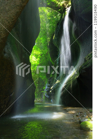 鮮綠的由布川流域（由布市，垂直構圖） 119918490