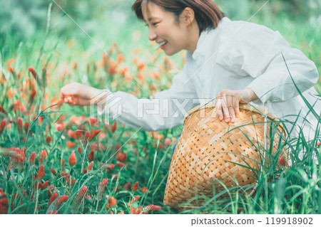 收穫草莓蠟燭的女人 119918902