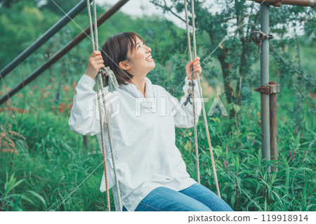 成年婦女在鞦韆上玩耍 119918914