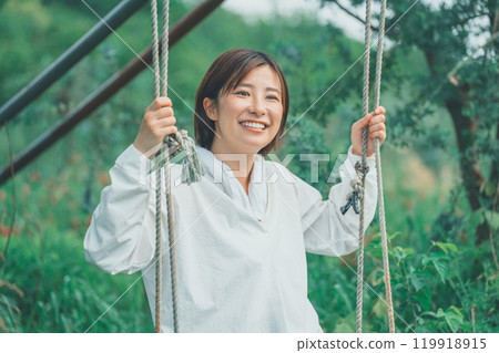 成年婦女在鞦韆上玩耍 119918915