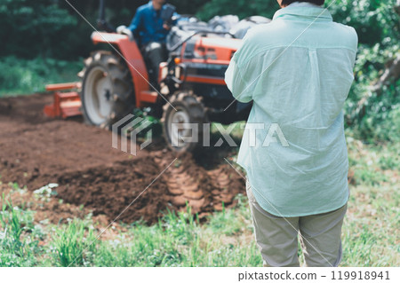 與丈夫、妻子一起務農 119918941