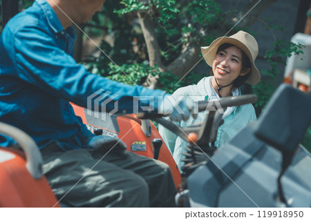 年輕的農民夫婦 119918950