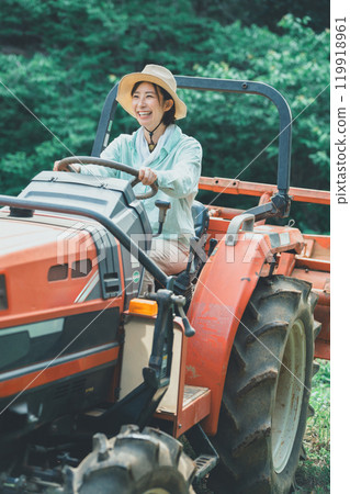 駕駛拖拉機的女人 119918961