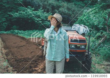 Tractor and women Tractor and women 119918993