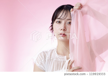 Beauty image: Female portrait, pink background 119919333