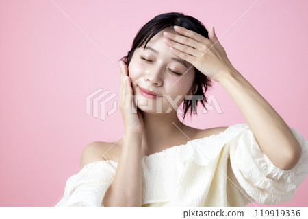 Beauty image: Female portrait, pink background 119919336