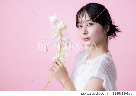 美人形象女性肖像粉紅背景 119919453