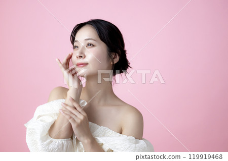 Beauty image: Female portrait, pink background 119919468