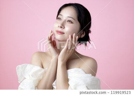 Beauty image: Female portrait, pink background 119919523