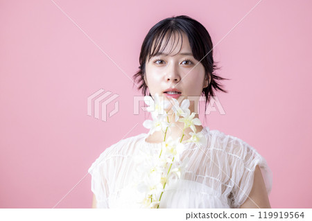美人形象女性肖像粉紅背景 119919564
