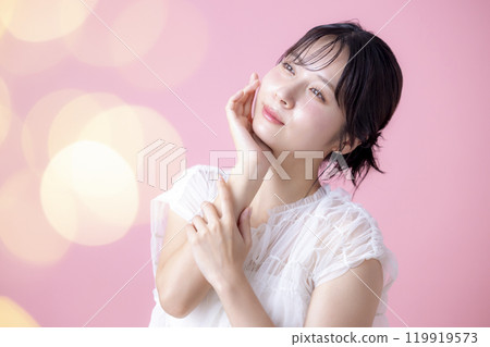 Beauty image: Female portrait, pink background 119919573