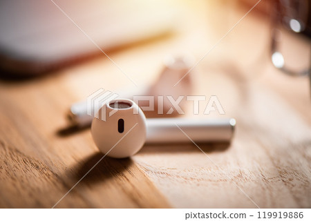 wireless earbuds for smartphone 119919886