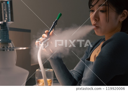 享受水煙的女人 119920006