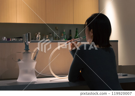 享受水煙的女人 119920007