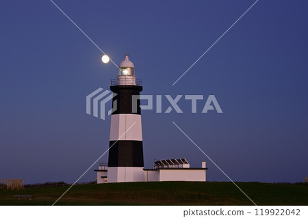 能登岬燈塔和月亮 119922042