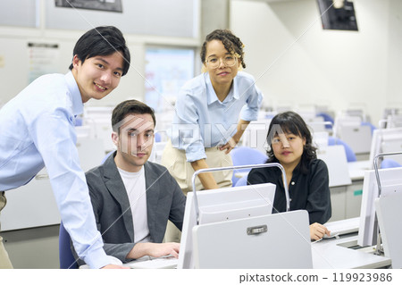 跨國團體聚集在辦公室 119923986