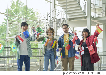 有彩旗的多民族人 119924018