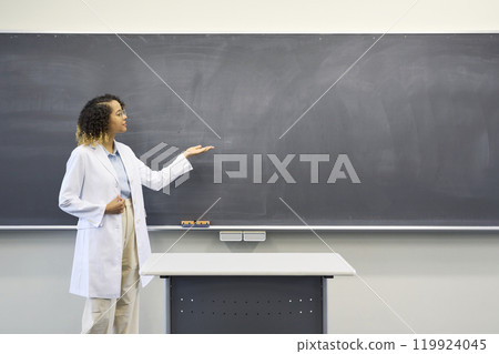 Foreign teacher teaching in the classroom Foreign teacher teaching in the classroom 119924045