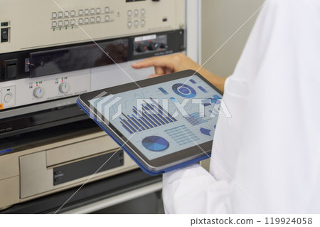 拿著平板電腦和操作電子設備的工程師 119924058