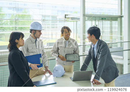 一群跨國工程師和商人在一棟大樓裡開會 119924076