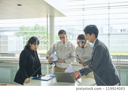 一群跨國工程師和商人在一棟大樓裡開會 119924083