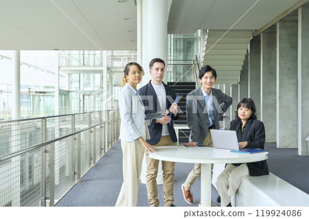 跨國集團在辦公室舉行會議 119924086