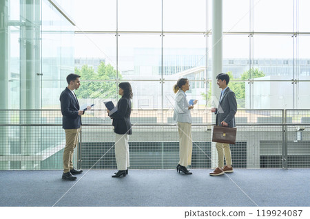跨國企業集團在大廳交談 跨國企業集團在大廳交談 119924087