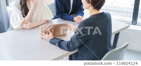 女性房地產推銷員和顧客夫婦 119924124