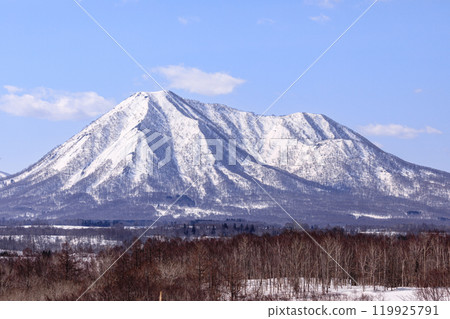 從北海道京極町Bogyo-no-oka看到早春的尻別山【4月】 從北海道京極町Bogyo-no-oka看到早春的尻別山【4月】 119925791