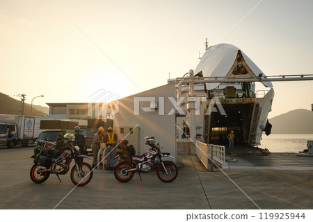 Motorcycles waiting to board the ferry (Asahi) 119925944