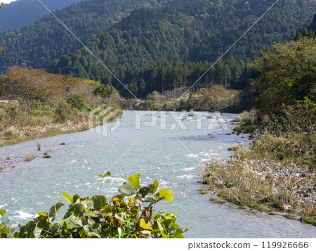 Scenery of the Yura River flowing through Miyama Town, Nantan City, Kyoto Prefecture Scenery of the Yura River flowing through Miyama Town, Nantan City, Kyoto Prefecture 119926666