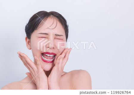 驚訝的女人用手摀住嘴 119926764