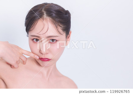 Women who check your skin Women who check your skin 119926765