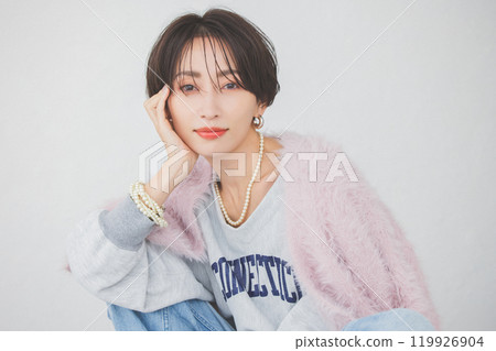 一位女士臉頰貼 119926904