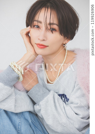 坐在椅子上的女人 119926906