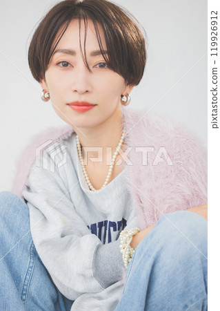 坐在椅子上的女人 119926912