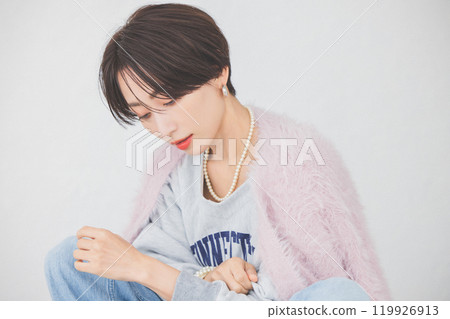 坐在椅子上的女人 119926913
