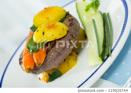 Beef cutlet served with new potatoes Beef cutlet served with new potatoes 119928744