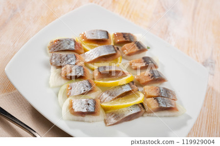 Marinated herring with sliced onion and lemon 119929004